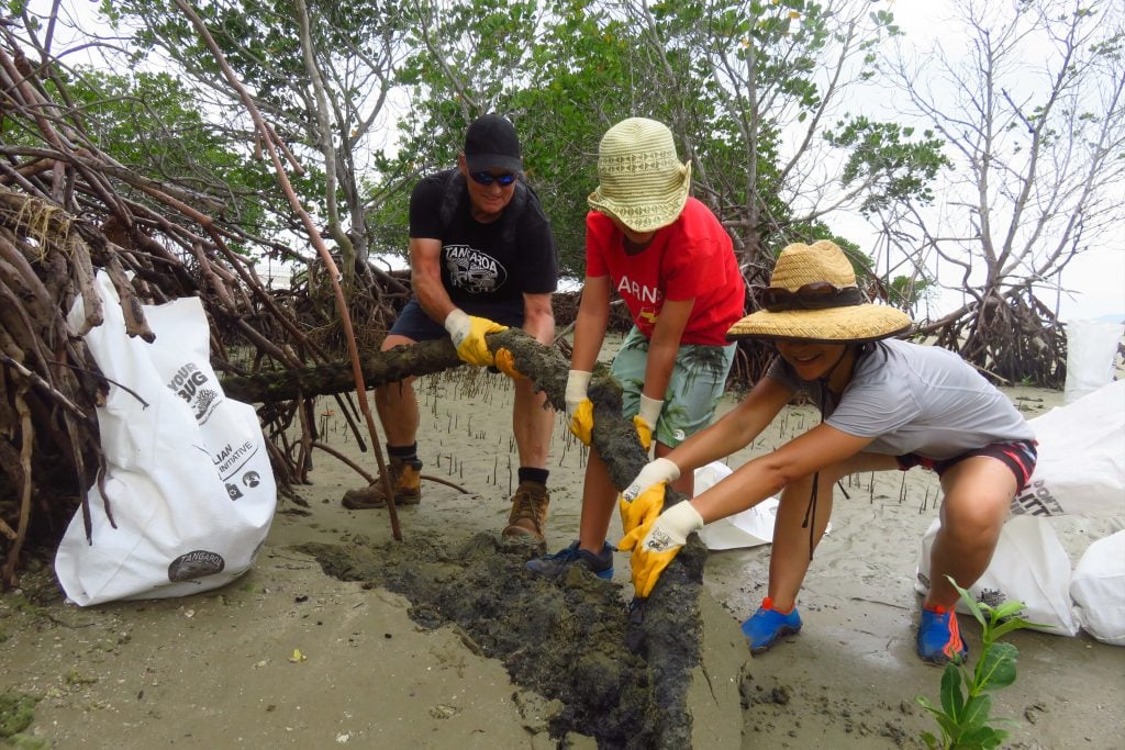 Tangaroa Blue Foundation beach cleanup