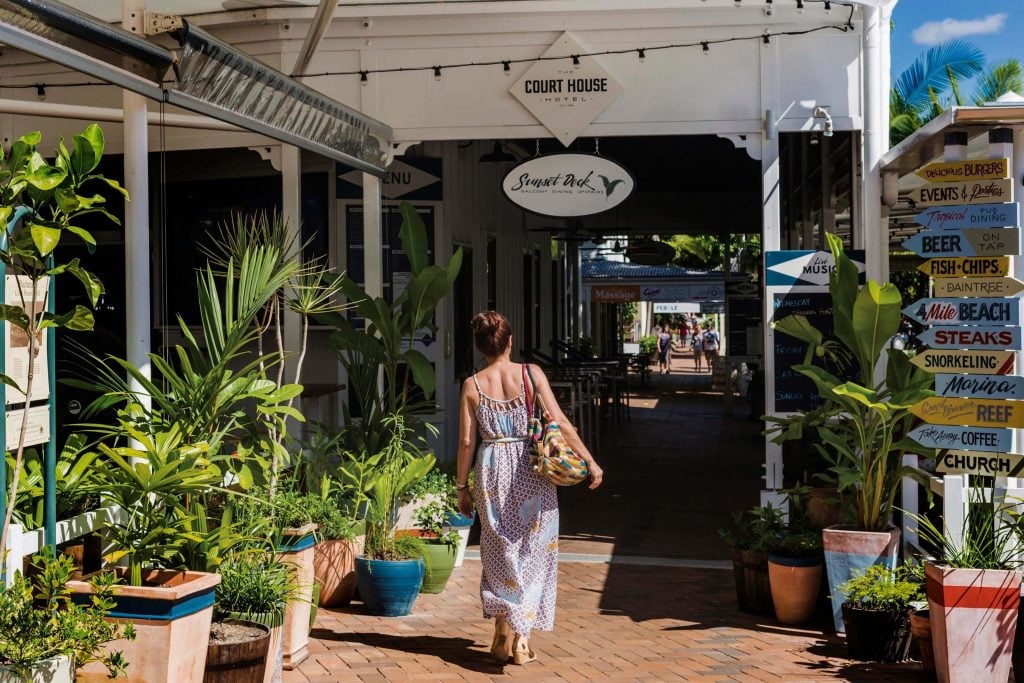 macrossan street in port douglas